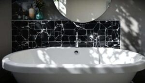 Schwarze Fugen an der Badewanne: So reparieren Profis – ohne alles aufzubrechen